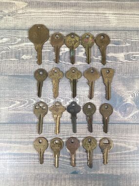 Lot 20 Vintage Brass Keys - Crafts Steampunk Collection Display Art
